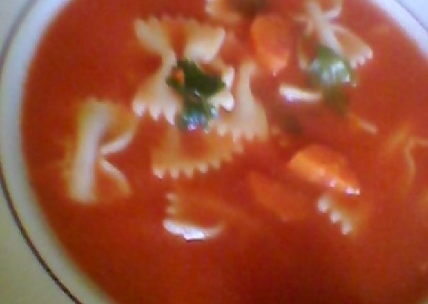 Fotografia przedstawiająca pomidorowa z kokardkami i papryką