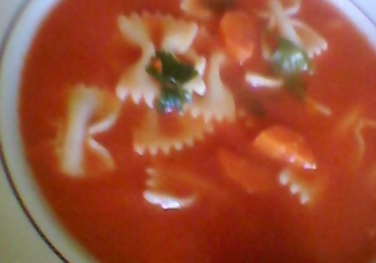 pomidorowa z kokardkami i papryką foto