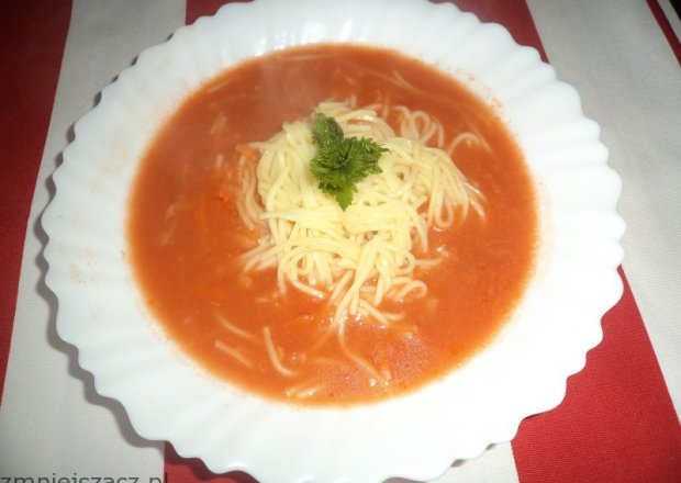 Fotografia przedstawiająca pomidorowa z makaronem typu krajanka