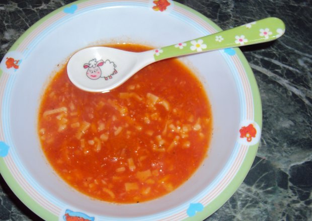 Fotografia przedstawiająca Pomidorowa z makaronem
