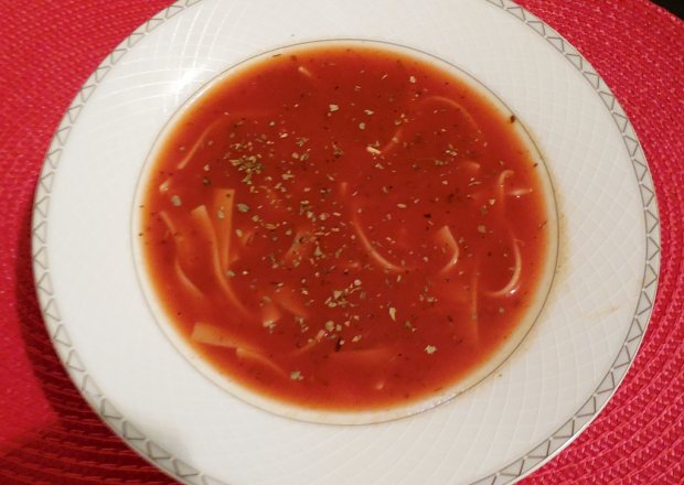 Fotografia przedstawiająca Pomidorowa z makaronem