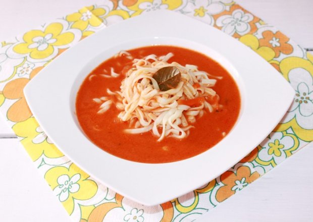 Fotografia przedstawiająca Pomidorowa z nutą kardamonu i gozdzików