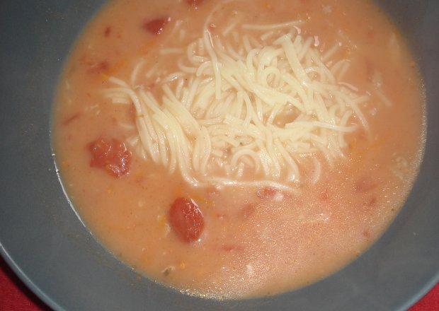 Fotografia przedstawiająca Pomidorowa z pomidorów z puszki