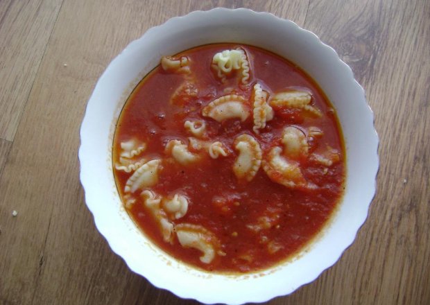 Fotografia przedstawiająca Pomidorowa z pomidorów