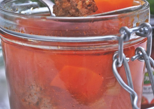 Fotografia przedstawiająca Pomidorowa z pulpetami do słoika