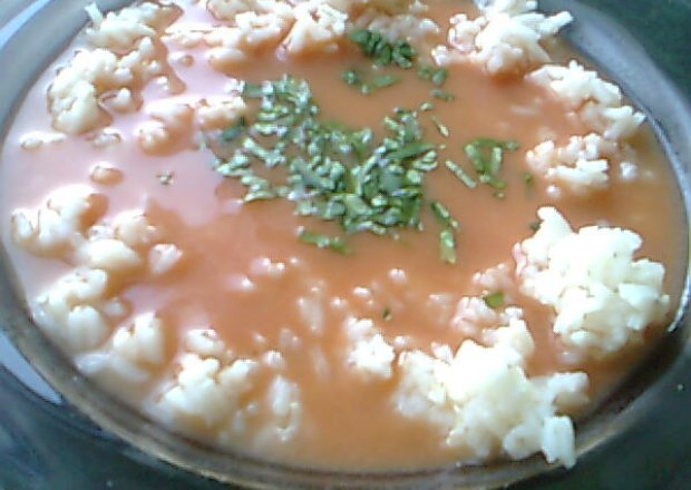 Fotografia przedstawiająca Pomidorowa z rosołu z ryżem