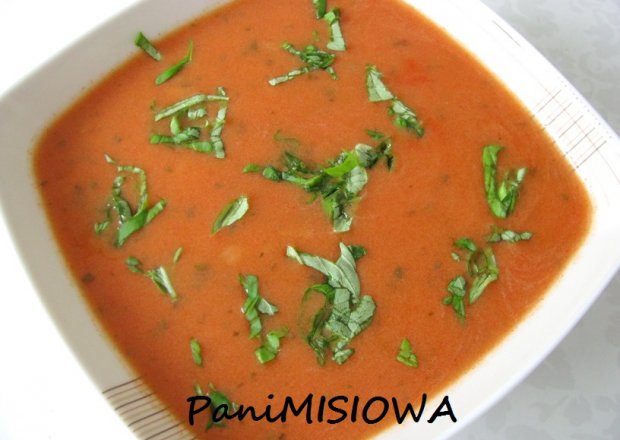Fotografia przedstawiająca Pomidorowa z ryżem i bazylią