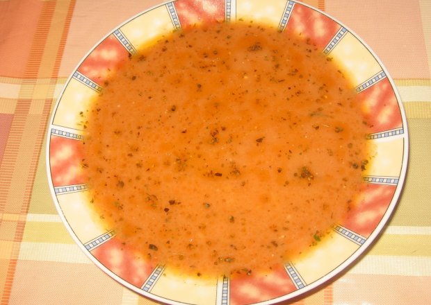 Fotografia przedstawiająca Pomidorowa z ryżem i majerankiem