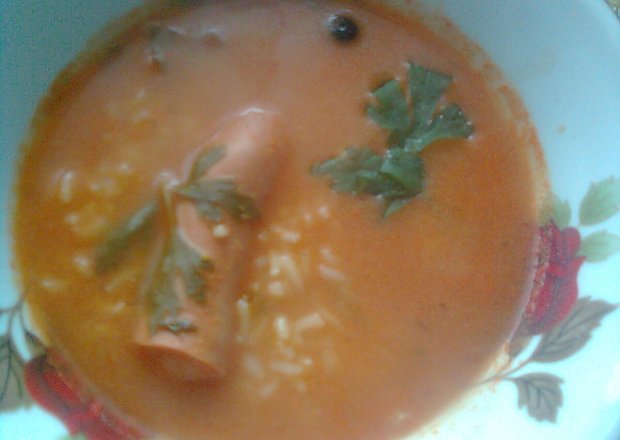 Fotografia przedstawiająca Pomidorowa z ryżem i parówkami
