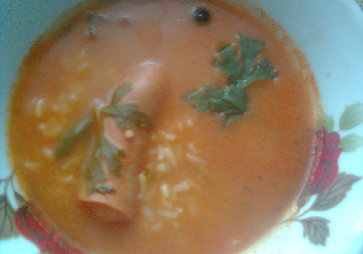 Pomidorowa z ryżem i parówkami foto
