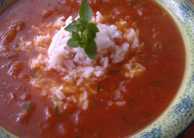 Fotografia przedstawiająca Pomidorowa z ryżem i ziołami