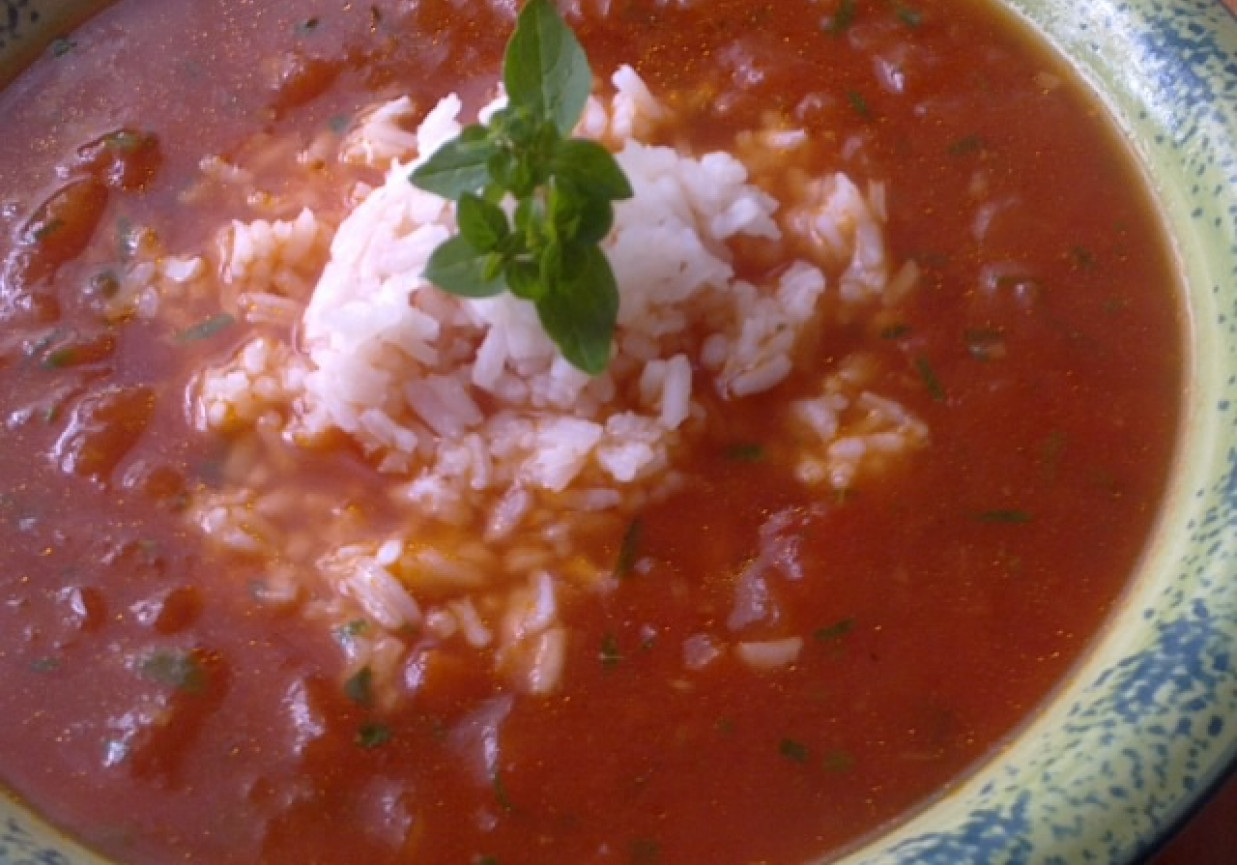 Pomidorowa z ryżem i ziołami foto
