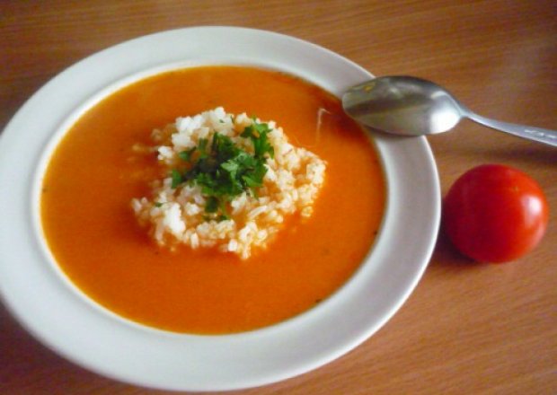 Fotografia przedstawiająca pomidorowa z ryżem  na przesmażanych pomidorach