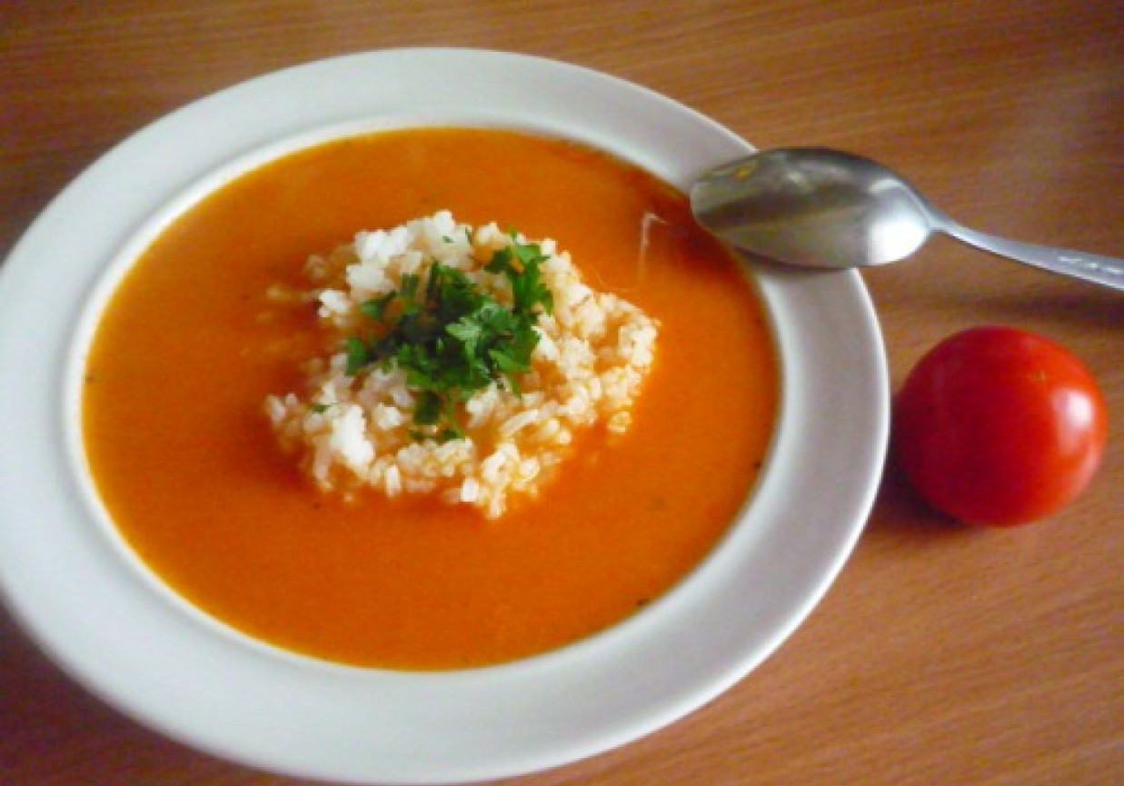 pomidorowa z ryżem  na przesmażanych pomidorach foto