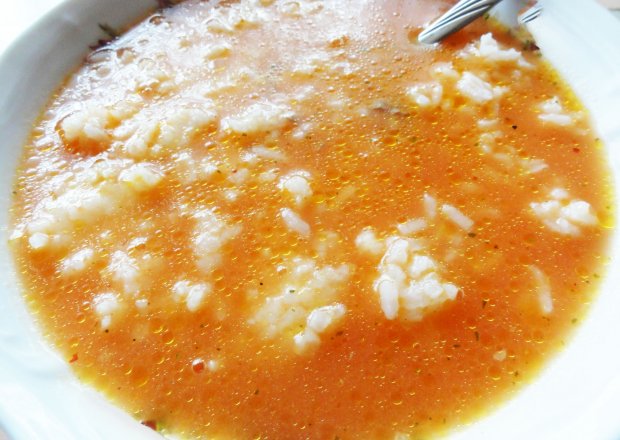 Fotografia przedstawiająca Pomidorowa z ryżem na żeberkach
