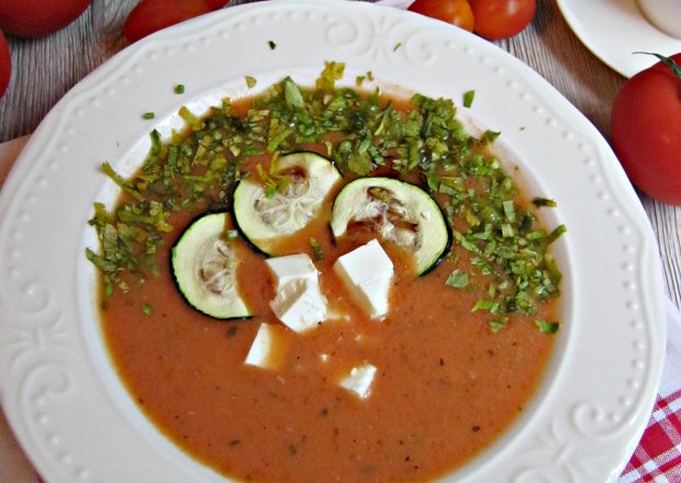 Fotografia przedstawiająca Pomidorowa z serem feta i pieczoną cukinią