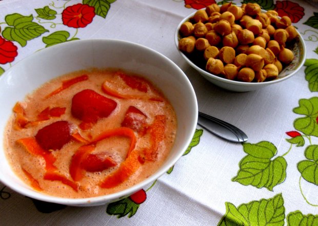 Fotografia przedstawiająca Pomidorowa z serkiem  topionym