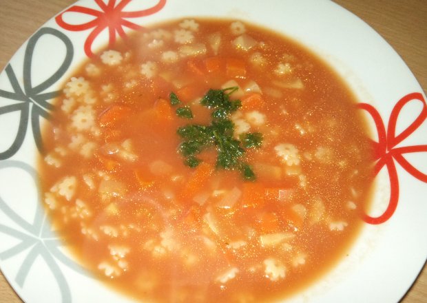 Fotografia przedstawiająca Pomidorowa z soku z gwiazdkami