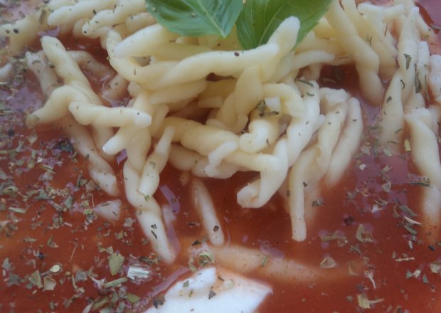 Fotografia przedstawiająca Pomidorowa z włoskim makaronem i mozzarellą :)