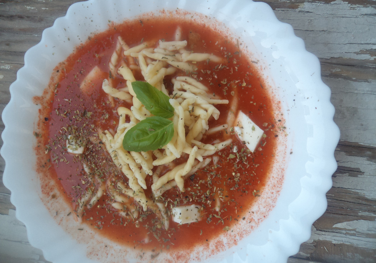 Pomidorowa z włoskim makaronem i mozzarellą :) foto