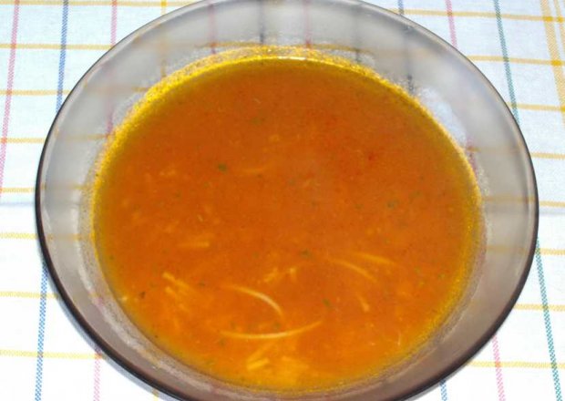 Fotografia przedstawiająca pomidorowa z włoszczyzną zmiksowana