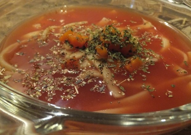 Fotografia przedstawiająca Pomidorowa z zapiekanym makaronem i oregano