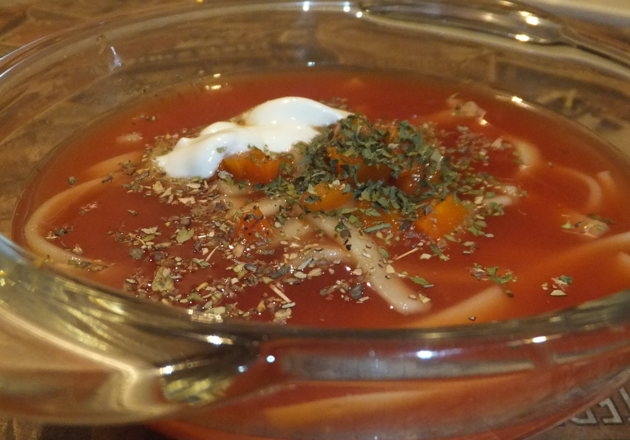 Pomidorowa z zapiekanym makaronem i oregano foto
