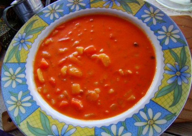 Fotografia przedstawiająca Pomidorowa z ziemniakami , selerem i marchewką