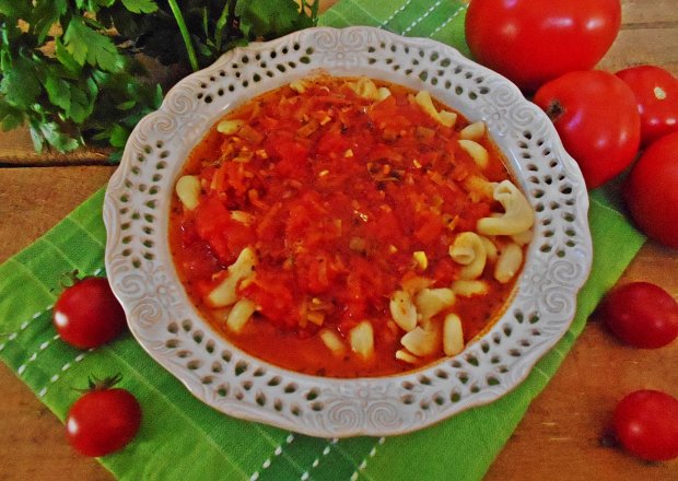 Fotografia przedstawiająca Pomidorowa ze świeżych pomidorów z chili
