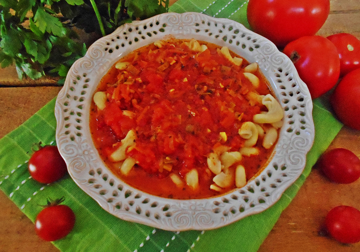 Pomidorowa ze świeżych pomidorów z chili foto