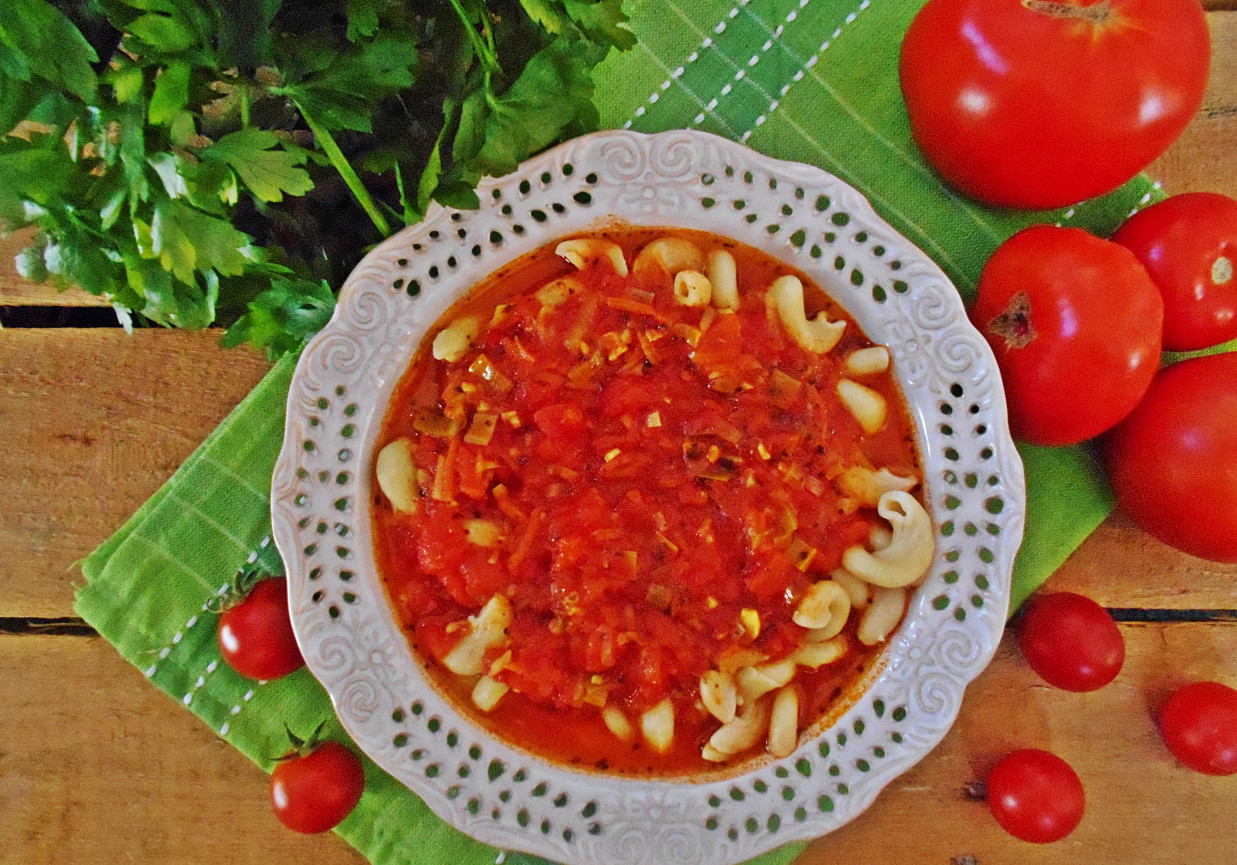 Pomidorowa ze świeżych pomidorów z chili foto