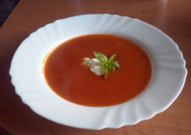 Fotografia przedstawiająca Pomidorowa ze świeżych pomidorów