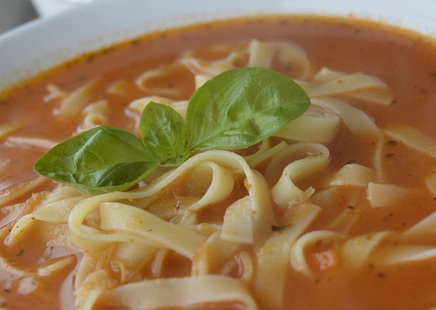 Fotografia przedstawiająca Pomidorowa zupa krem z makaronem