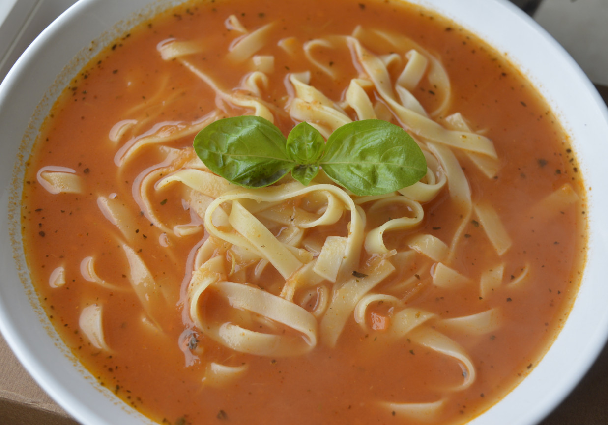 Pomidorowa zupa krem z makaronem foto