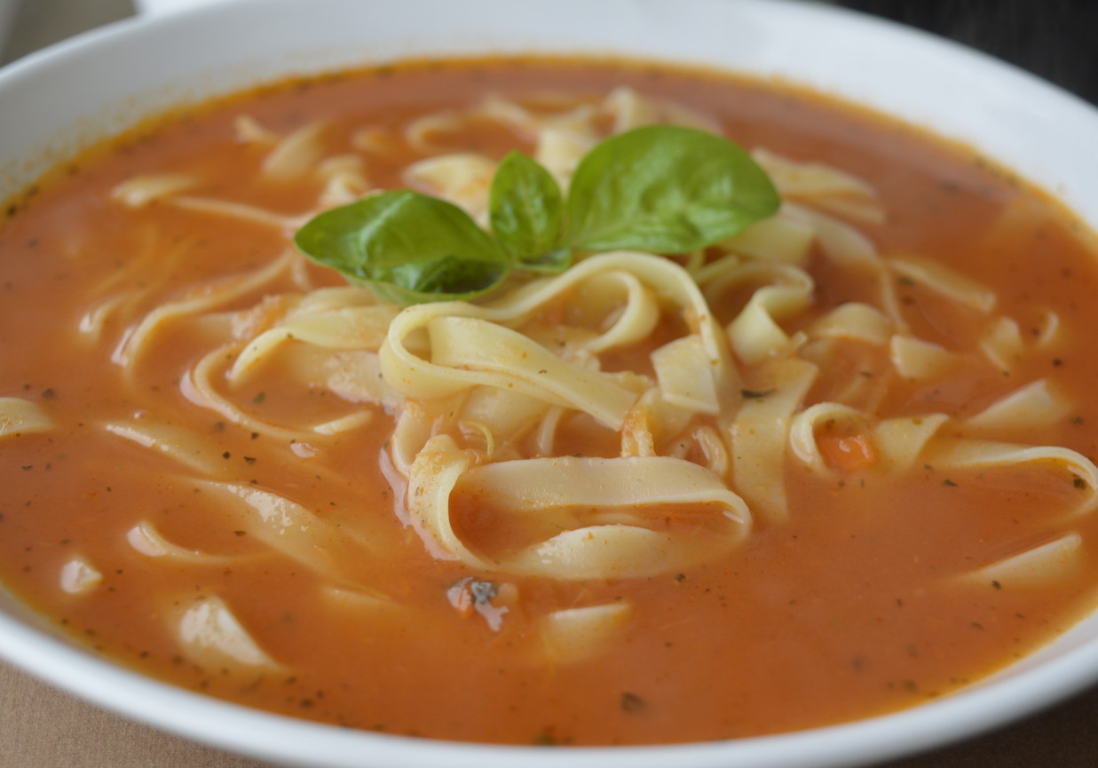 Pomidorowa zupa krem z makaronem foto
