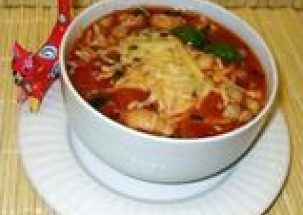 Fotografia przedstawiająca Pomidorowa zupa włoska z muszelkami