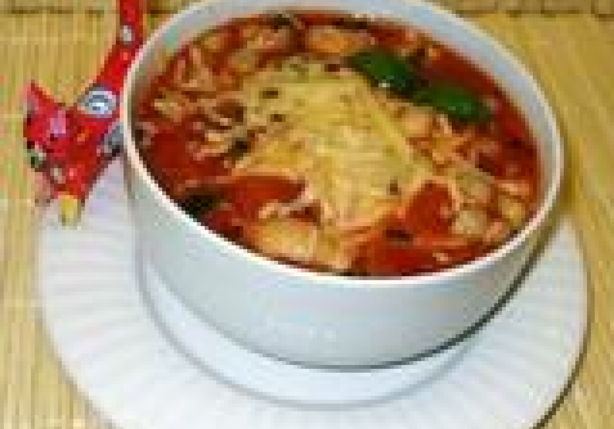 Pomidorowa zupa włoska z muszelkami foto
