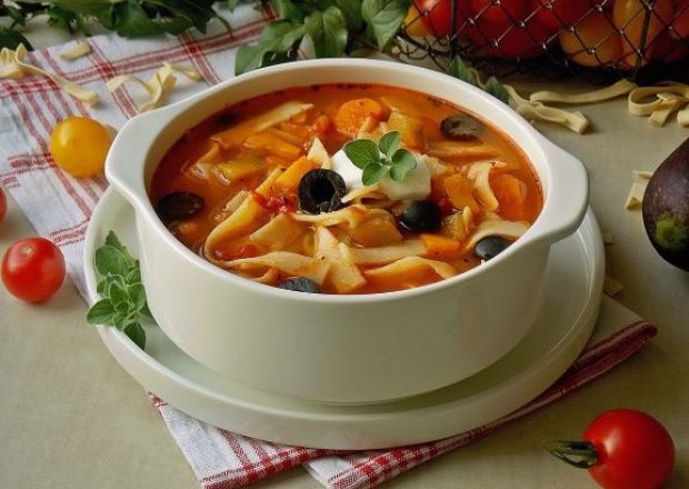 Fotografia przedstawiająca Pomidorowa zupa z bakłażanem, oliwkami i makaronem