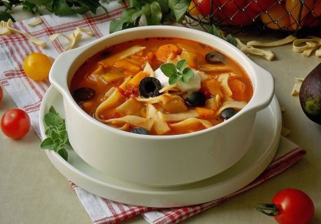Pomidorowa zupa z bakłażanem, oliwkami i makaronem foto