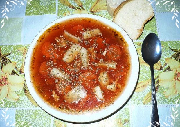 Fotografia przedstawiająca Pomidorowa zupa z kurczakiem