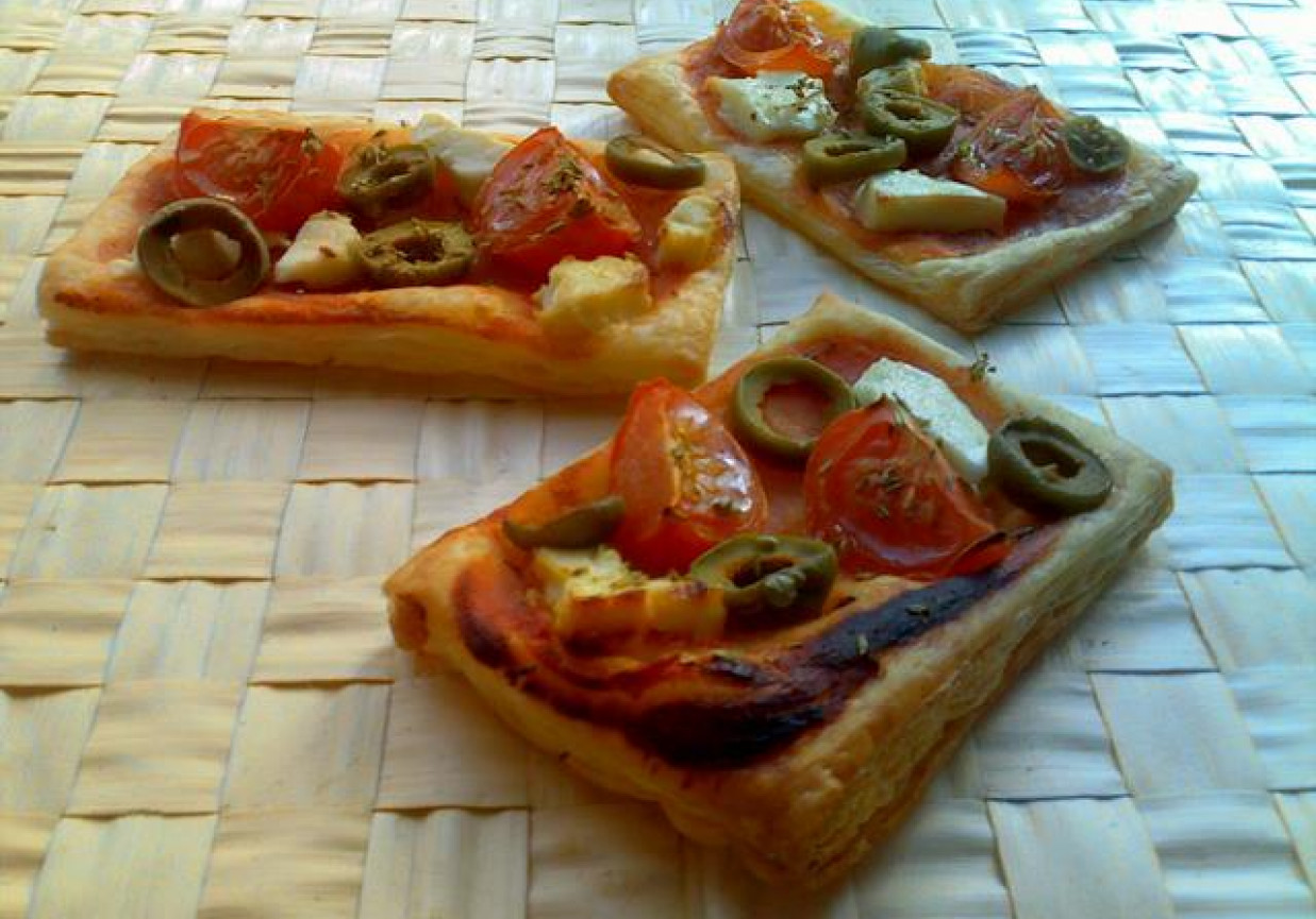 Pomidorowe ciasteczka francuskie z fetą i oliwkami foto