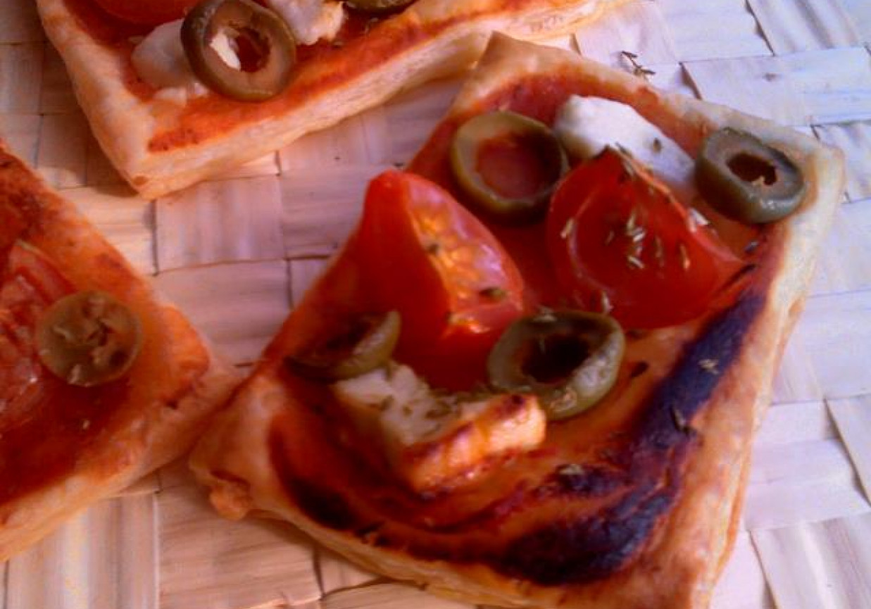 Pomidorowe ciasteczka francuskie z fetą i oliwkami foto