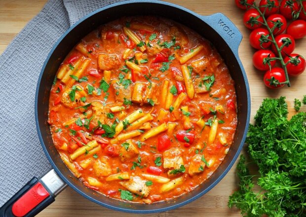 Fotografia przedstawiająca Pomidorowe curry z mintajem i fasolką szparagową