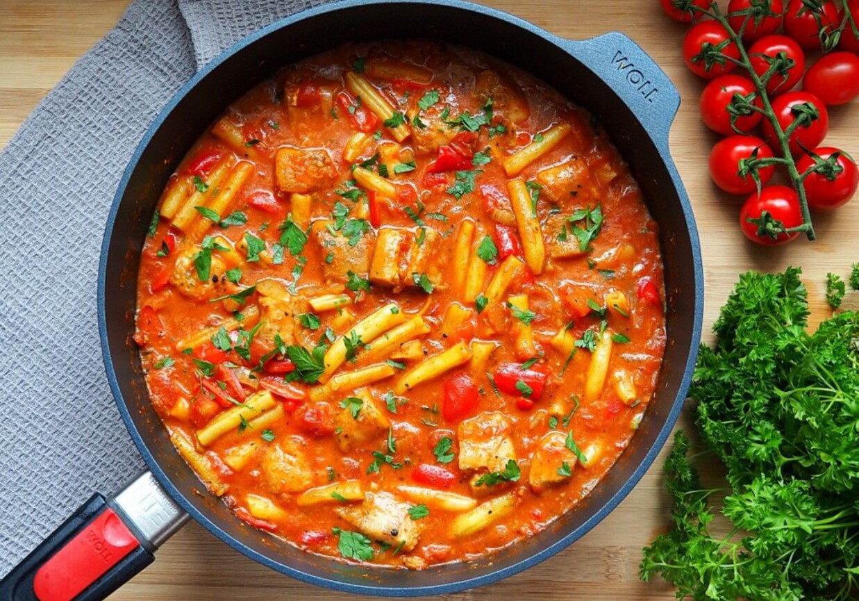 Pomidorowe curry z mintajem i fasolką szparagową foto