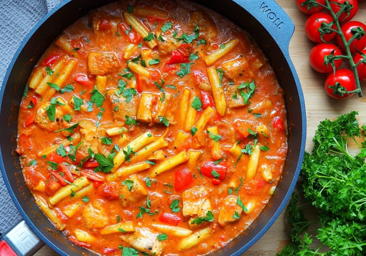 Pomidorowe curry z mintajem i fasolką szparagową foto