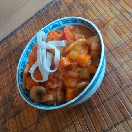 Krok 3 - Pomidorowe danie z makaronem ryżowym foto