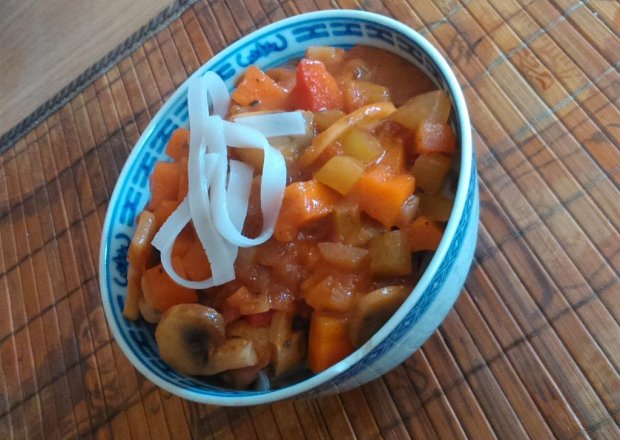 Fotografia przedstawiająca Pomidorowe danie z makaronem ryżowym
