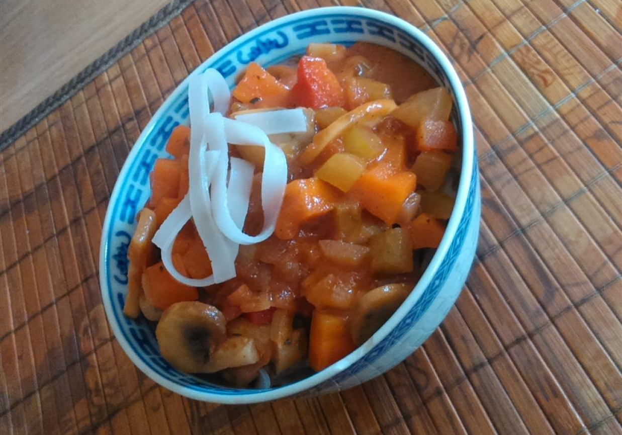 Pomidorowe danie z makaronem ryżowym foto