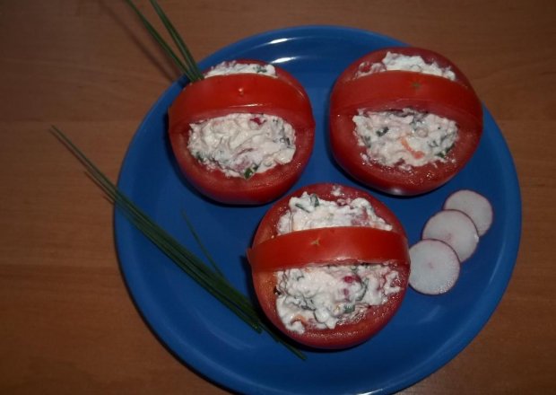 Fotografia przedstawiająca Pomidorowe koszyczki z twarożkiem