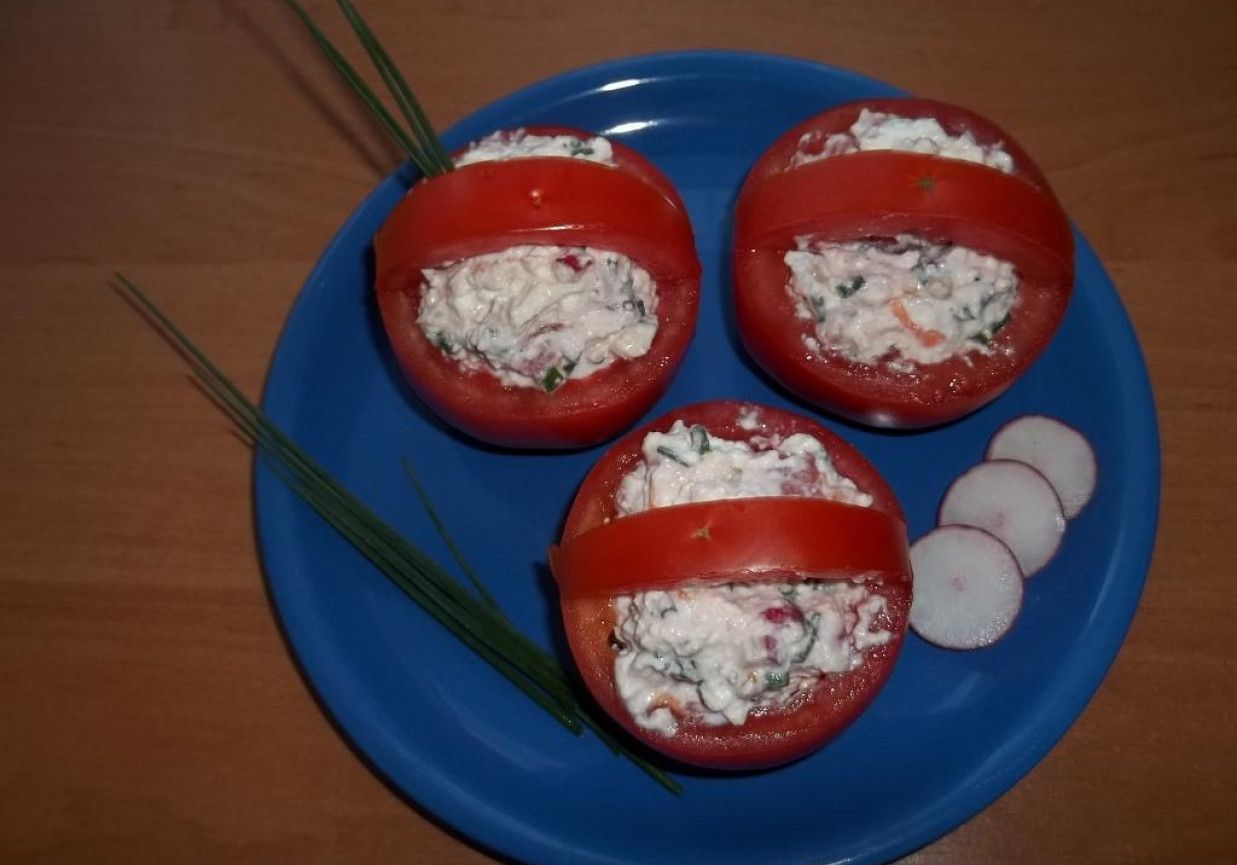 Pomidorowe koszyczki z twarożkiem foto